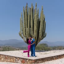 Pareja en blanco y negro con luces