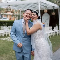 Pareja leyendo periódico en sesión creativa