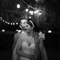 Novios abrazándose bajo árboles