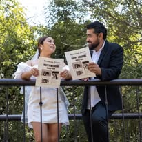 Pareja en paisaje natural