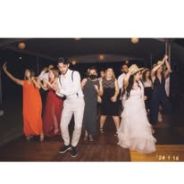 Pareja frente a paisaje con cactus